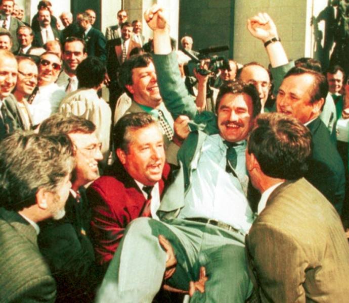 Конституція України була прийнята Верховною Радою о 9:20 28 червня 1996. 

Депутати весь день і всю ніч працювали над проєктом, залишаючись у сесійній залі без перерв. «За» ухвалення Основного закону проголосували 315 народних депутатів.

- Життя це МИТЬ  -