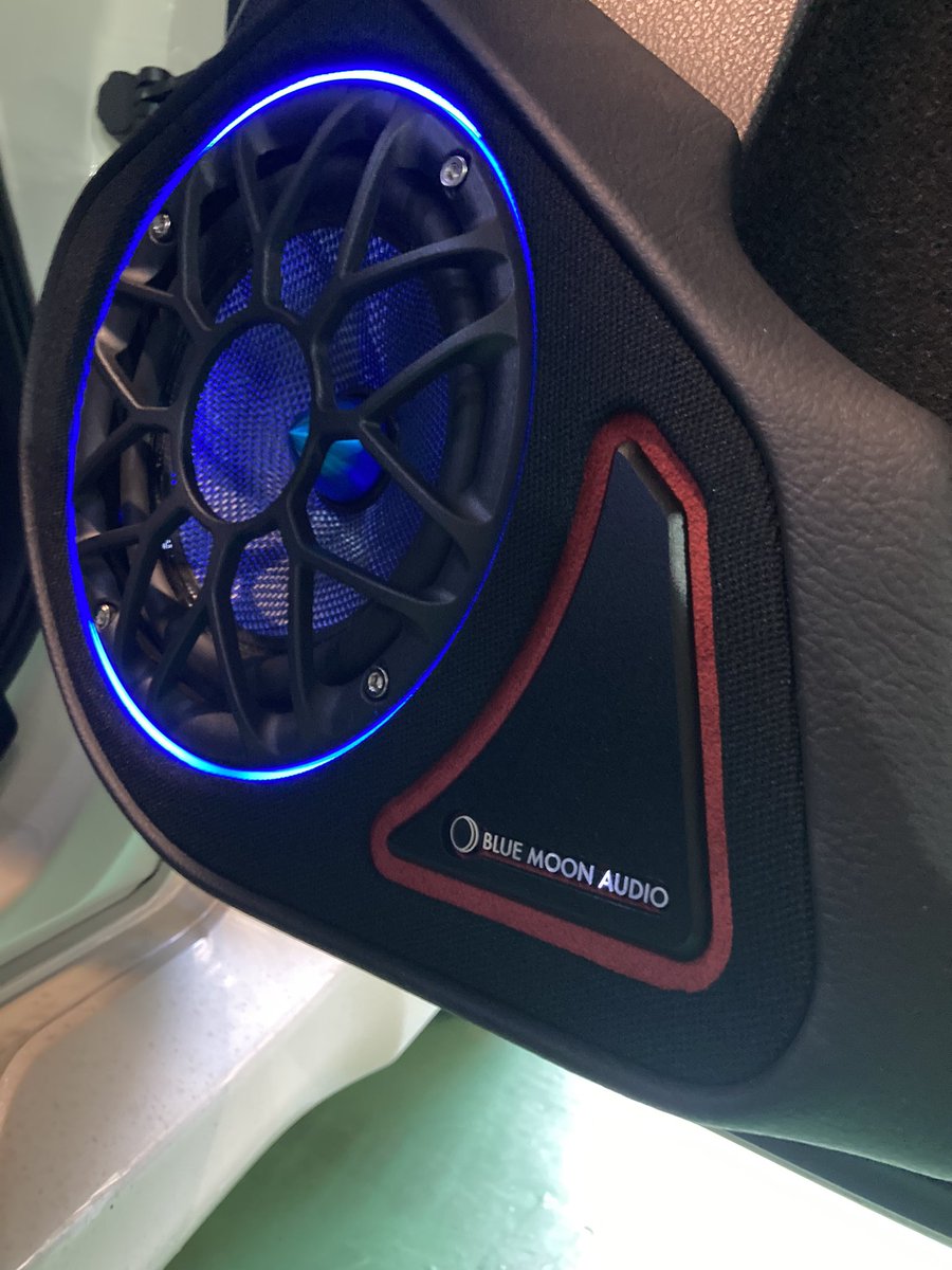 レヴォーグも完成😬まずはアウターバッフルから😬
Bluemoonaudioのてっぺん🫡
パネルアウターで製作😌
さりげなくアウター内で作り物も😳
内装に赤のパーツがちょこちょこあるので、ちょい赤生地使って統一感を😬