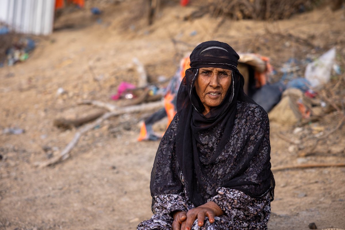 "اضطررنا لبيع المواشي في يوم النزوح، وفقدنا مصدر دخلنا الرئيسي"، هذا ما قالته زينب، وهي نازحة من محافظة تعز.

ساعد فريقنا في #اليمن بتمويل من <a href="/ECHO_MiddleEast/">EU Humanitarian Aid | Middle East & North Africa</a> عبر ائتلاف الاستجابة للنزوح في #اليمن، زينب وأسر أخرى نازحة في مخيم الرحبة في محافظة تعز في الحصول على الخدمات الأساسية.