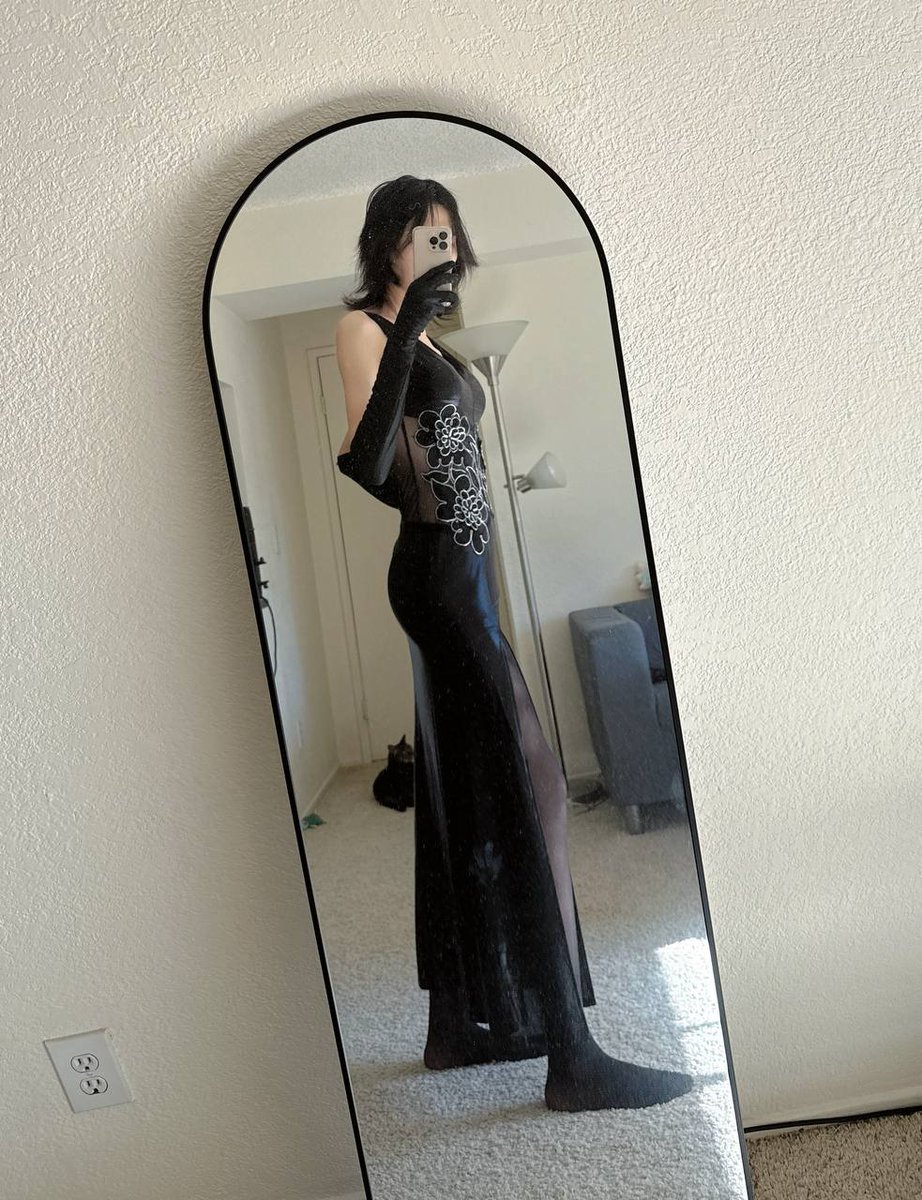 黑丝旗袍来了！(如果这个衣服算的话😆)

大家想看什么我就穿什么，主打的就是一手听劝😘

PS : 这次感觉拍的一般，主要是这个旗袍的开腿有点太低了，不是很能展现出身材😭

#伪娘 #女装大佬 #男娘