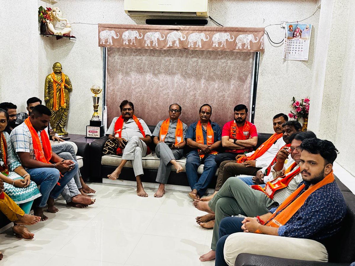 AHnathji's tweet photo. આજરોજ વૉર્ડ  7 ના કોર્પોરેટર બેન શ્રી જલ્પાબેન ડોબરીયા ના નિવાસ સ્થાને કેશોદ શહેર 162 નંબર બુથ માં "મન કિ બાત" નો કાર્યક્ર્મ યોજાયો જેમાં કેશોદ શહેર ભાજપ પ્રમુખ  હિરેનભાઈ ભોરણીયા મહામંત્રી ગોરાંગભાઈ વ્યાસ વોર્ડ 7  ના  સંગઠન નાં હોદેદારો આગેવાનો અને બુથ કાર્યકરો જોડાયા https://t.co/7wtFLTA6Qm