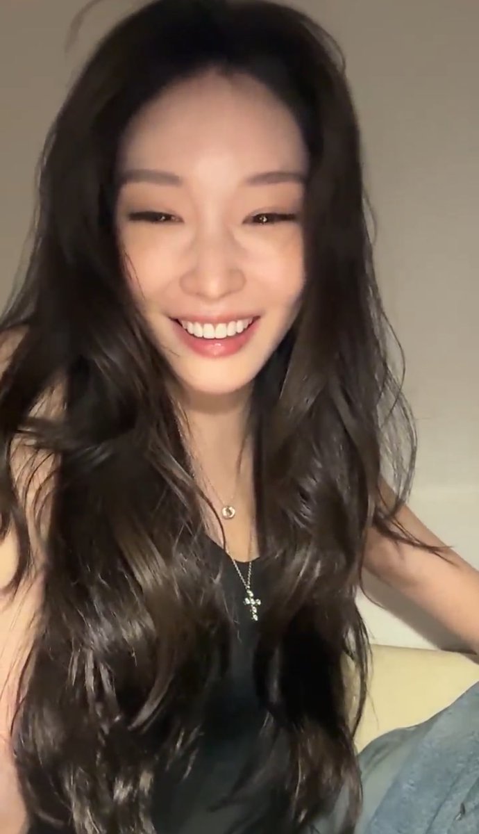 ultskimchungha's tweet photo. hearing &amp; seeing chungha’s laughter is the best medicine 🤍 https://t.co/wVj23JwWYK
