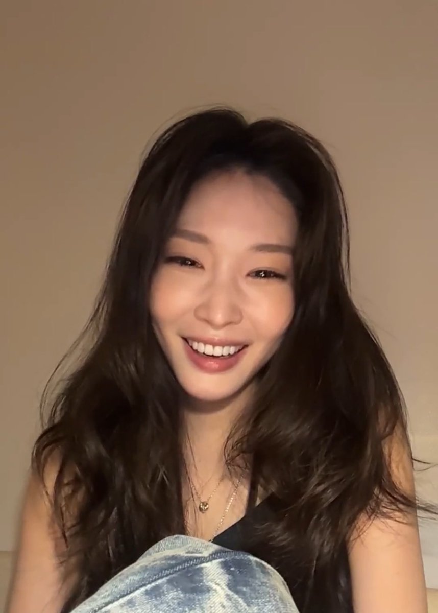ultskimchungha's tweet photo. hearing &amp; seeing chungha’s laughter is the best medicine 🤍 https://t.co/wVj23JwWYK