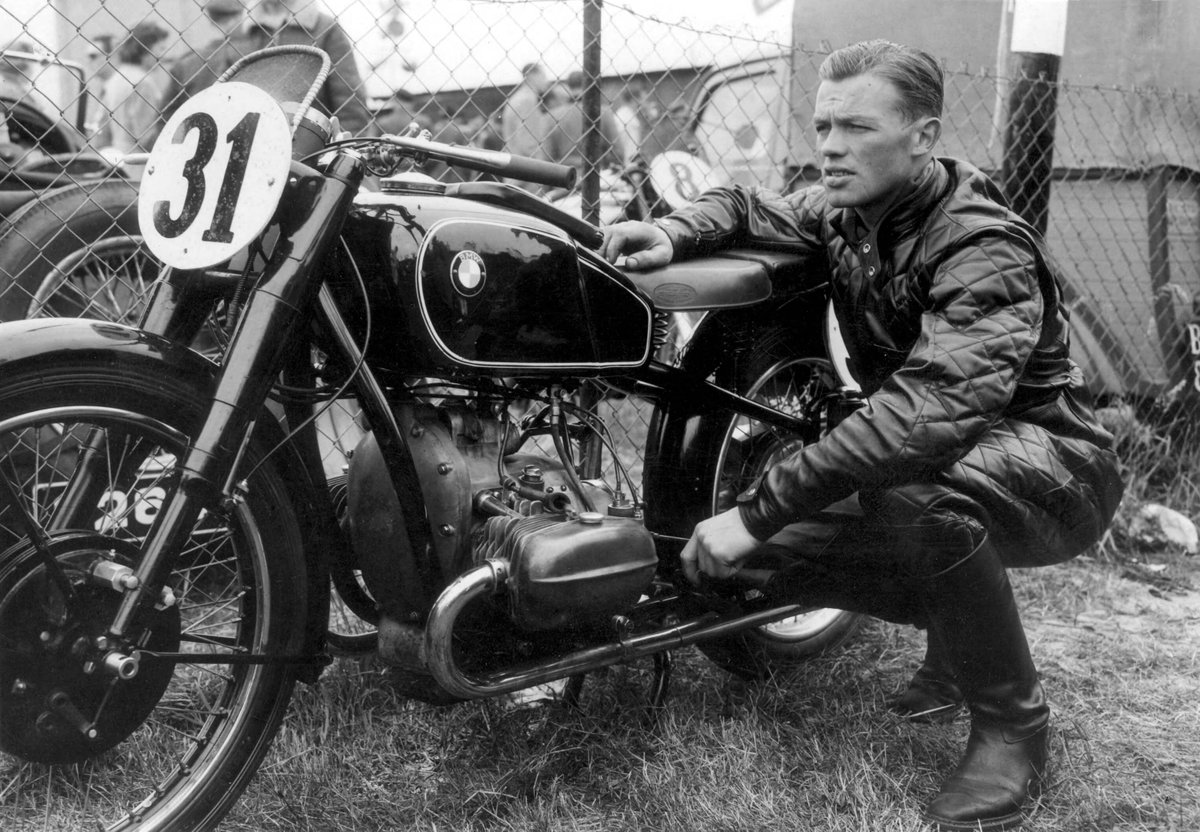 Piet Knijnenburg won de TT Assen van 1946, de eerste na WO2. Hij is één van de weinige Nederlanders, die dit heeft gepresteerd. “Het was er ontzettend druk, echt een enorme belangstelling.”

Ik sprak hem in 2005, waarover ik schrijf op sportgeschiedenis.nl/nieuw/piet-kni…