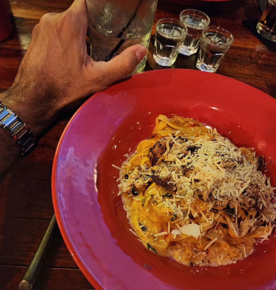 victorcervera's tweet photo. Con la lluvia se antoja una buena cena, postre y unos drinks.
#fiesta #drinkstime #drinks #sábado #socializando https://t.co/5g7HZRpipn
