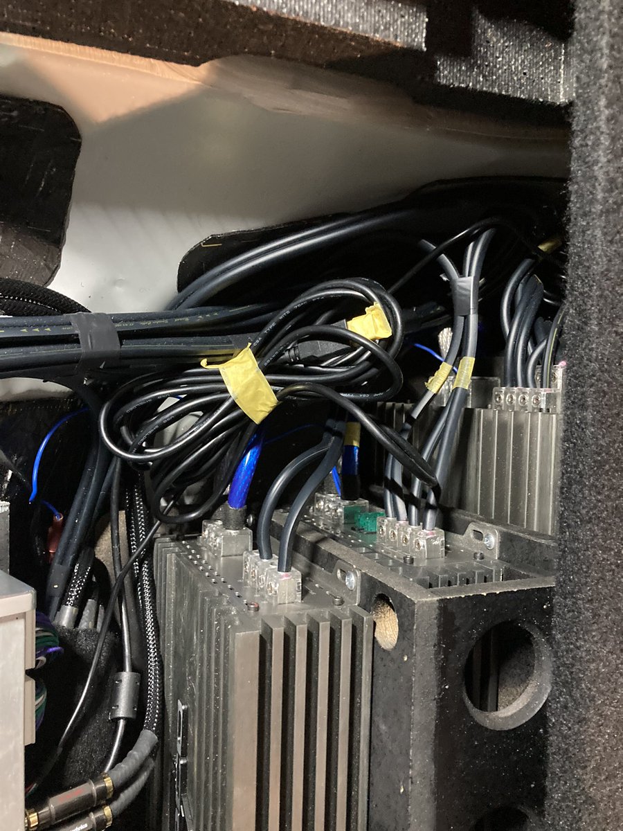 んでアンプやDSPはどこ？ってなるけど、それはサブウーファーとかの下の部分に鎮座してます🙆‍♂️
純正の工具とかスペアタイヤの部分😬
こうすればアンプも付けれるし、荷物も詰めるし理想的😳