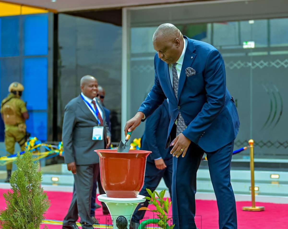 Kwa Ntare Rushatsi (@kwantare) on Twitter photo Ba Nyenicubahiro <a href="/SuluhuSamia/">Samia Suluhu</a> wa #Tanzanie na <a href="/GeneralNeva/">SE Evariste Ndayishimiye</a> w'U #Burundi bari kumwe n'Umuyobozi Mukuru wa ITRACOM Adrien Ntigacika, babanje gutera ibiti imbere y'ibirori nyamukuru vyo kwugurura iryo hinguriro, ikimenyetso c'ubuzima buhoraho be na kazoza keza. Ba Nyenicubahiro <a href="/SuluhuSamia/">Samia Suluhu</a> wa #Tanzanie na <a href="/GeneralNeva/">SE Evariste Ndayishimiye</a> w'U #Burundi bari kumwe n'Umuyobozi Mukuru wa ITRACOM Adrien Ntigacika, babanje gutera ibiti imbere y'ibirori nyamukuru vyo kwugurura iryo hinguriro, ikimenyetso c'ubuzima buhoraho be na kazoza keza.