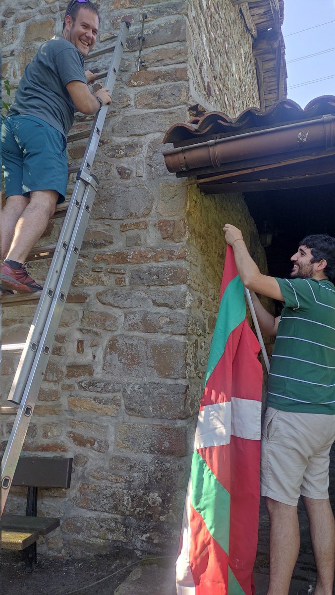 Eta esker bereziak urtero jaixetan hartzen gaituen Torreauzori. Gure lasterketan guztiek nahi duten urdaiazpikoa oparitzen digute. Aurten ardo lotea ere bai. Mila-mila esker!!!! Aupa San Pedroak!!!! #Torreauzolasterketa #Oñati