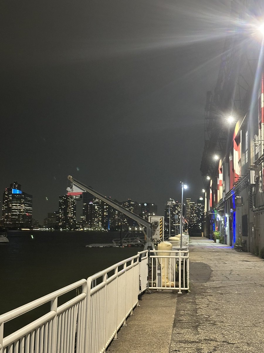 katherineh4_'s tweet image. between trying to be a ceo, cto, and cmo it’s hard to find time to run, but i finally found an awesome spot here (pier 40)
