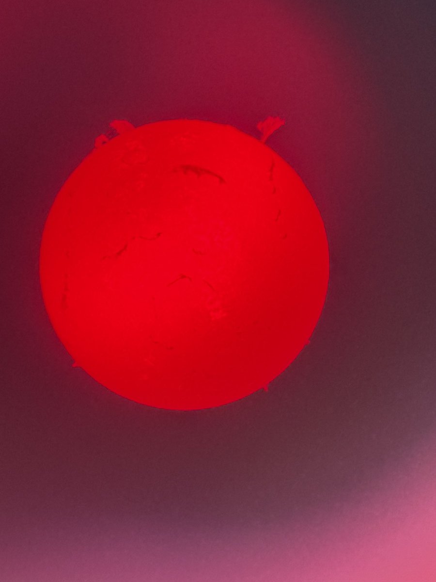 CheKathari82288's tweet image. I was observing sunspots and solar prominences this morning. This is a photo I took casually.