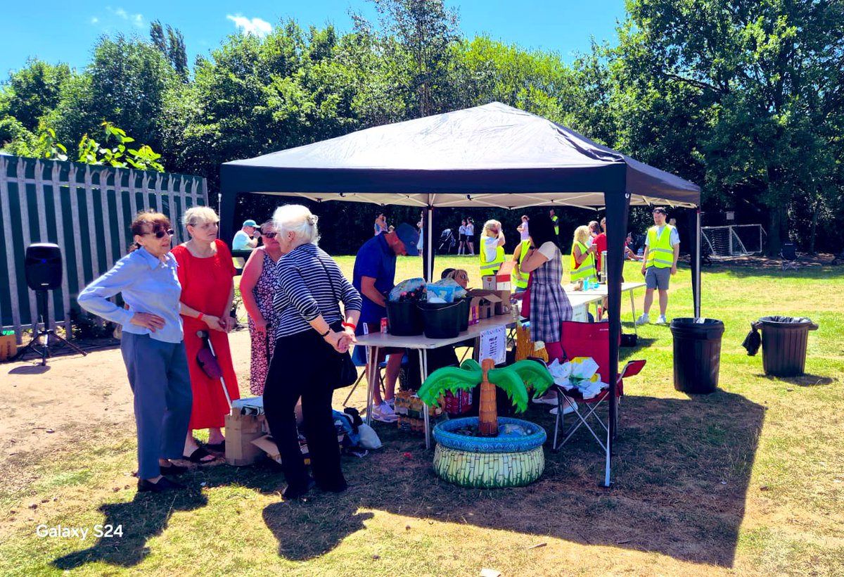 KinetonGreenPS's tweet image. Amazing to see so many of our Kineton Green community at our Summer Fayre. A huge thanks to the PTA, colleagues and governors for organising a great day ❤️ #ScalingNewHeights for our children, young people and communities #BeeKnees 🐝 @CEOSummitLT @cclarke_SLT @Mrs_ShipleyKG