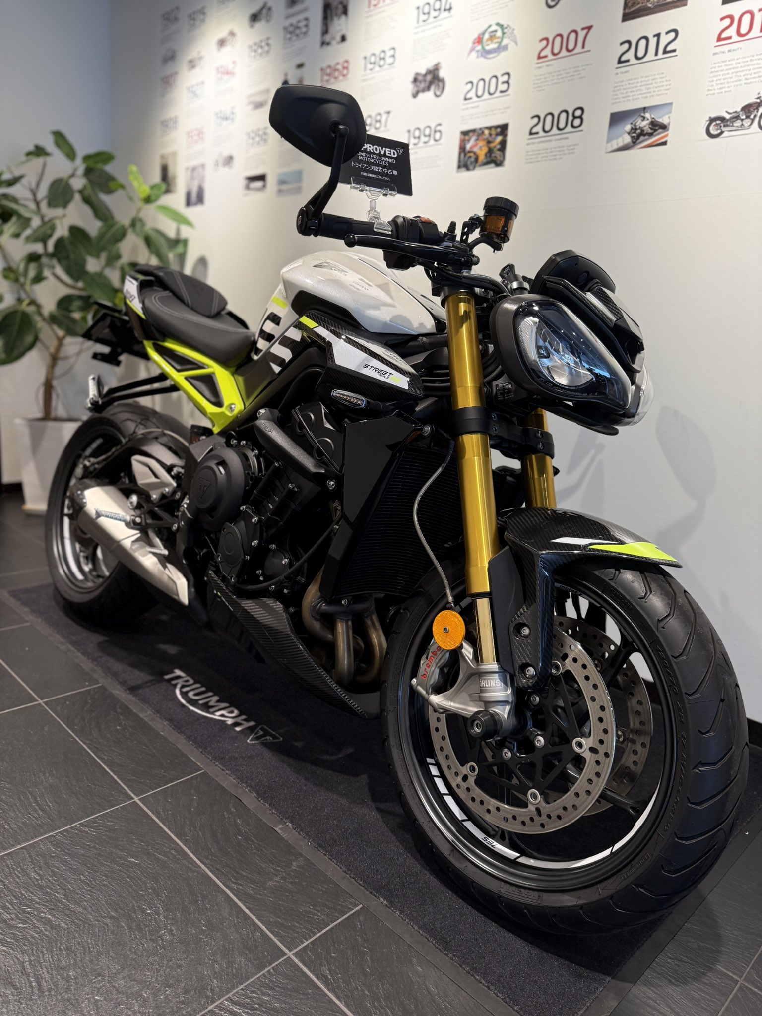 新型ストリートスクランブラー ヒュージョンホワイト 2019年式