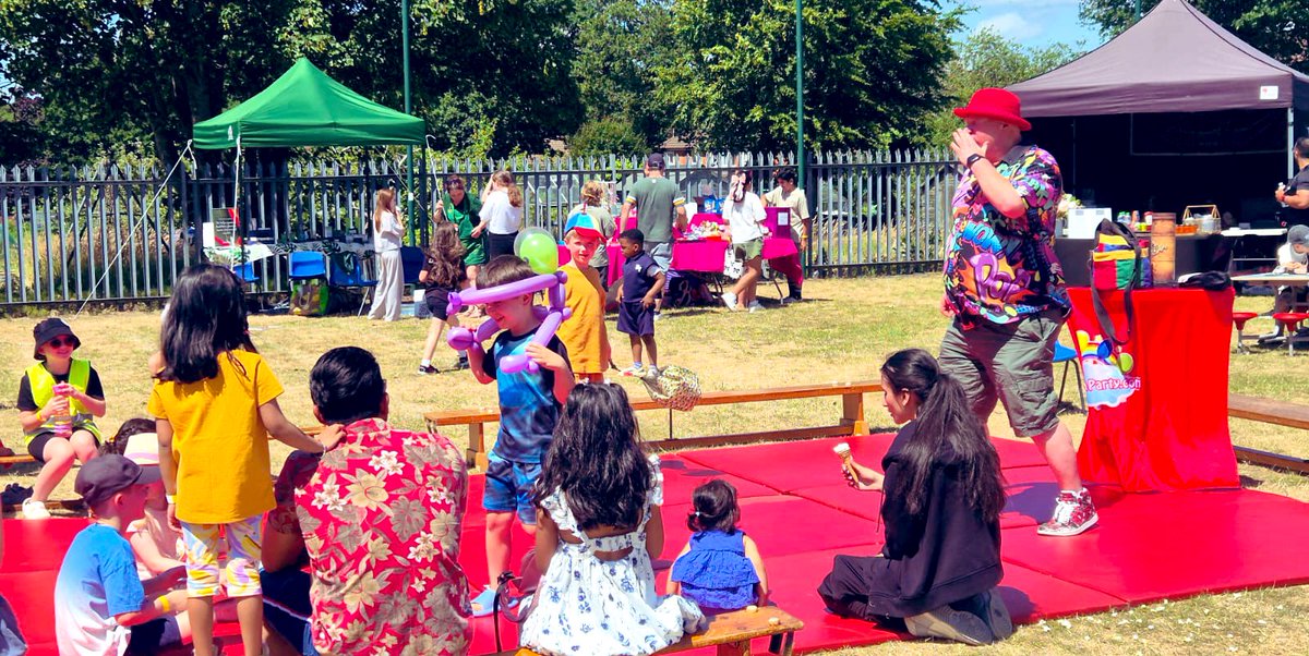 KinetonGreenPS's tweet image. Amazing to see so many of our Kineton Green community at our Summer Fayre. A huge thanks to the PTA, colleagues and governors for organising a great day ❤️ #ScalingNewHeights for our children, young people and communities #BeeKnees 🐝 @CEOSummitLT @cclarke_SLT @Mrs_ShipleyKG