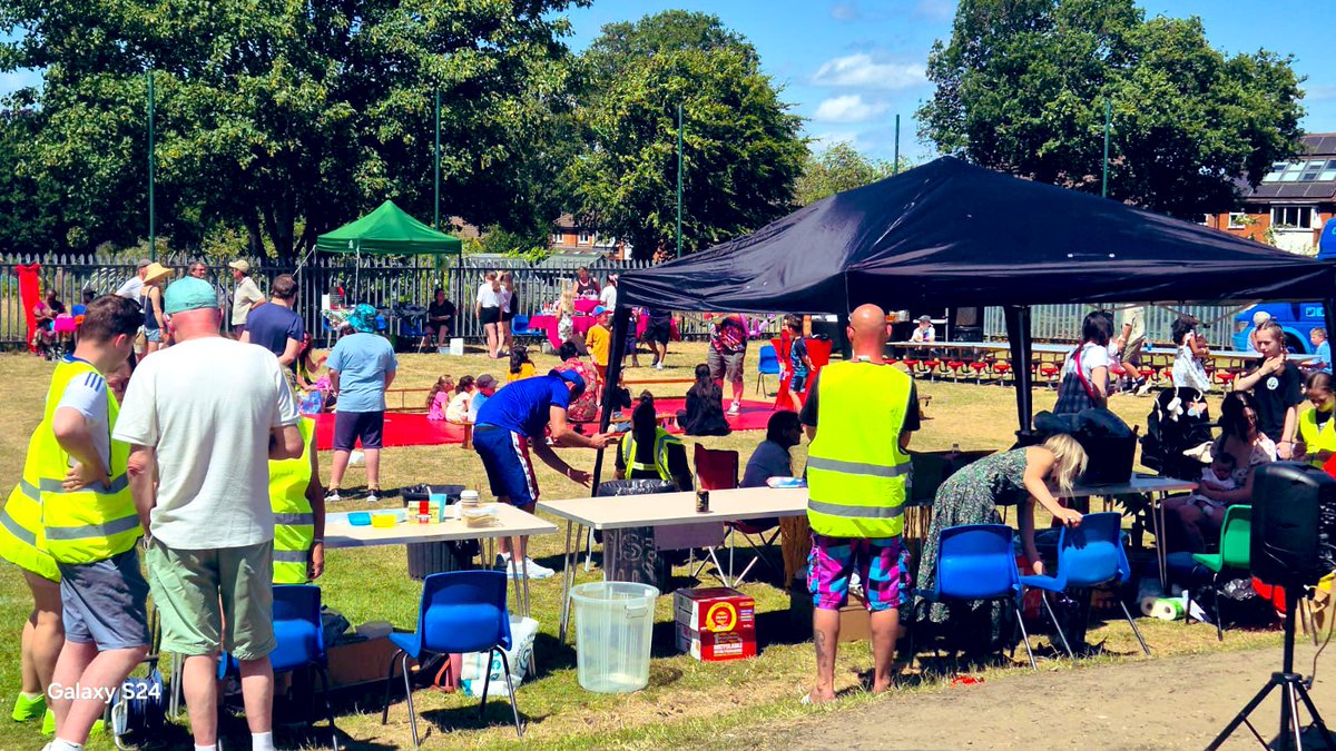 KinetonGreenPS's tweet image. Amazing to see so many of our Kineton Green community at our Summer Fayre. A huge thanks to the PTA, colleagues and governors for organising a great day ❤️ #ScalingNewHeights for our children, young people and communities #BeeKnees 🐝 @CEOSummitLT @cclarke_SLT @Mrs_ShipleyKG