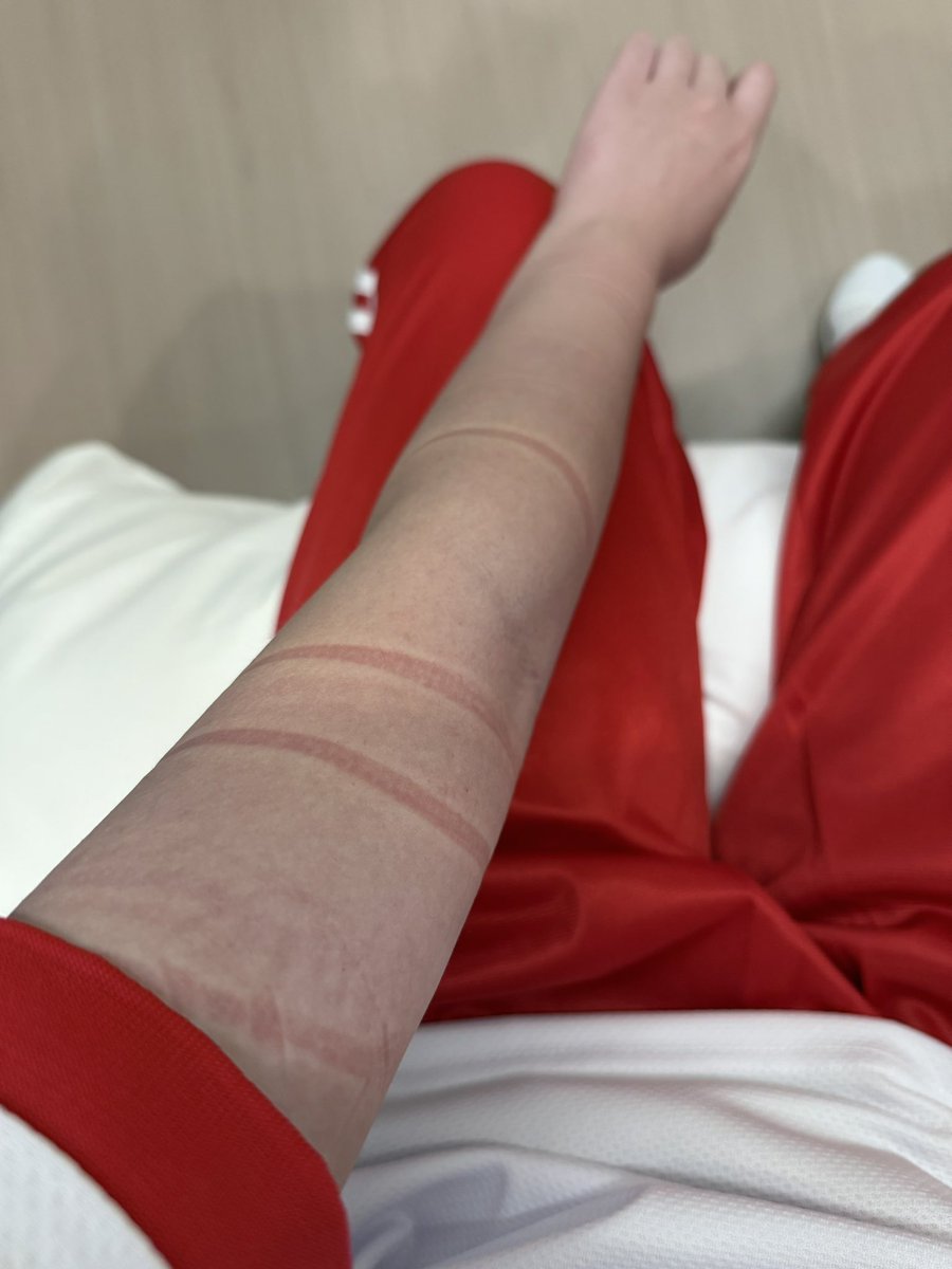 放学路上被人绑走
刚逃脱出来（）