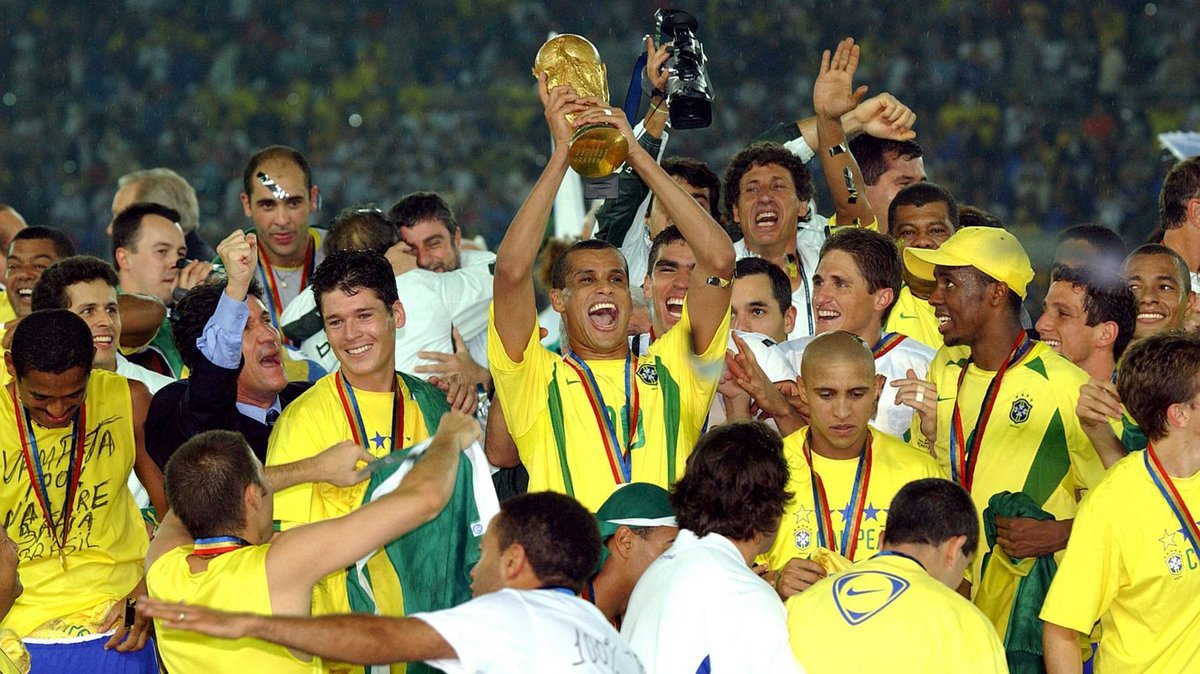 Gerardo66Retro's tweet photo. Hoy hace 23 años (30-06-2002) que Brasil lograba su pentacampeonato del mundo al vencer a Alemania en Corea y Japón (2-0) con dos goles de @Ronaldo. Formaron por la canarinha: Marcos, Cafú, Lucio, R. Junior, Edmilson, R. Carlos, G. Silva, Rivaldo, Ronaldinho, Kleberson y Ronaldo. https://t.co/cyCeML8XUr