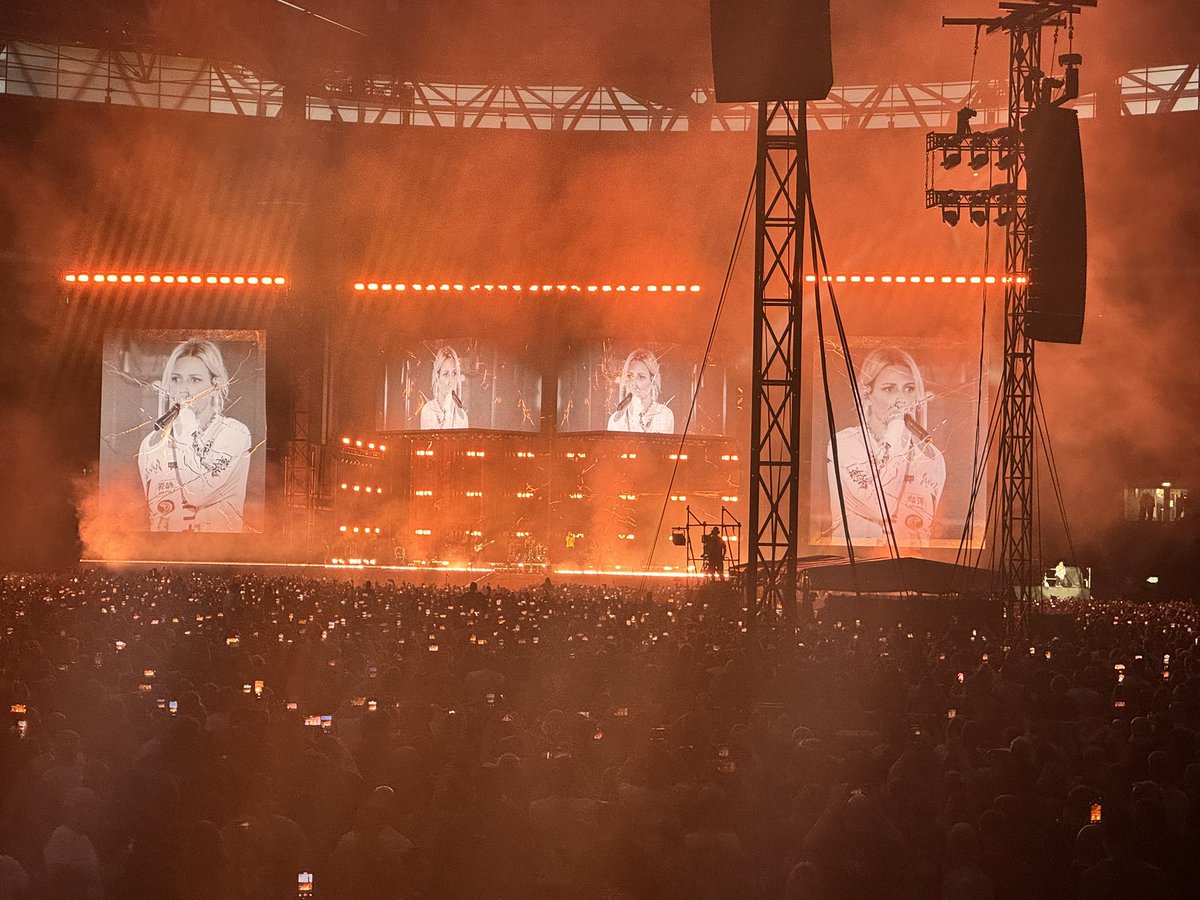 I realised the importance of ‘letting my hair down’ and finding the balance of work/play. Seeing Linkin Park with family and friends was just what I needed before knuckling down and finding a job 🙌🏻