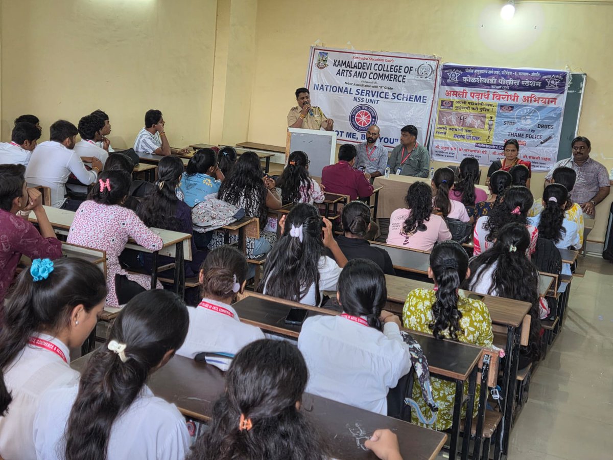 Studywaves1's tweet image. श्री गणेश न्हायदे  वरिष्ठ पोलीस निरीक्षक कोळशेवाडी  पोलीस स्टेशन आणि उमाकांत श्रीकृष्ण चौधरी अध्यक्ष स्टडी वेव्हज  बहुउद्देशीय संस्था यांनी कोळशेवाडी पोलीस ठाणे  हद्दीत जागतिक अमली पदार्थ विरोधी दिनाच्या अनुषंगाने साकेत कॉलेज,  कमलादेवी कॉलेज,विठ्ठलवाडी, मॉडेल  हायस्कूल
#swbs