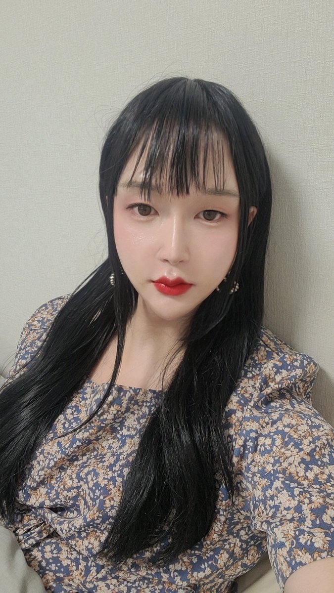 꽃무늬 원피스 입고 이쁘게 꾸몄는데
너무 더워서 못나가겠다요..😭