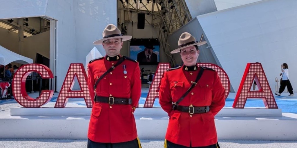 7月1日まで、カナダパビリオンで赤い制服がトレードマークの「王立カナダ騎馬警察（RCMP）」と写真を撮る絶好のチャンスです！ 
 カナダの誇りRCMPが、赤と白のベストルックで登場します。 

登場時間：
6月29日から７月1日まで
10時朝から16時のあいだ。

 この機会をお見逃しなく！ 
#大阪万博2025