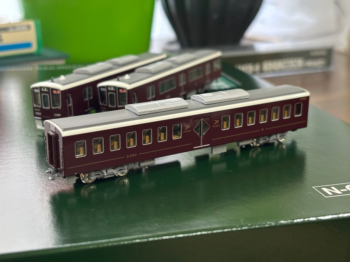 r980sz9's tweet photo. #KATO 
#阪急電車 
一昨日購入しました。
とてもカッコイイです✌️
歴代の阪急京都線特急車と並べて撮影してみたいです。
体調の方も抗がん剤治療が終わって産業医の面談次第で近いうちに職場復帰が近いです🚃🚃🚃 https://t.co/EfD0NZ5yry