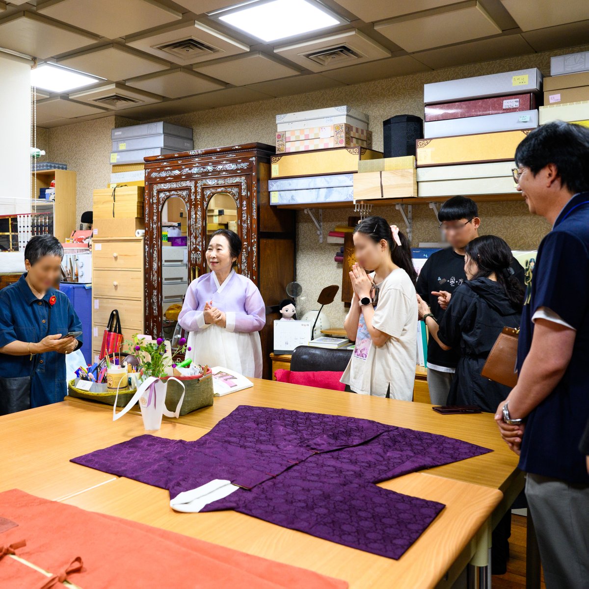 KHeritageAgency's tweet image. 어서와~ '#국가무형유산전수교육관'은 처음이지?
그동안 SNS으로만 만났던 #국가유산진흥원 은 서울 강남 ‘선정릉역’ 3번 출구 앞 국가무형유산전수교육관에 위치해 있는데요. 공연, 전시, 체험 등 다양한 문화 프로그램도 상시 운영 중인 국가무형유산전수교육관에서 탐방 프로그램을 준비했습니다.☺️…