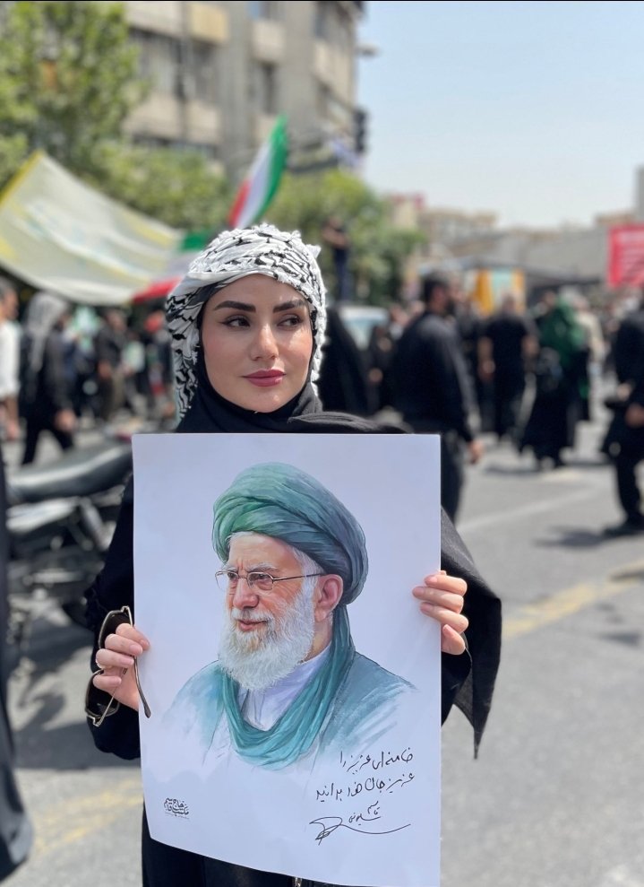 mojtaba117's tweet image. دیروز در مراسم تدفین شهدا این خانم رو دیدم ازشون خواهش کردم حرمت خون شهدا رو نگه داره و حجابش رو بهتر رعایت کنه متاسفانه برخورد تندی کرد و در نهایت بی ادبی گفت بیا ...نم رو بخور
امروز متوجه شدم ایشون عضو توییتره @baran__wakilii واقعاً متاسفم که چنین افرادی ادعای انقلابی بودن دارن