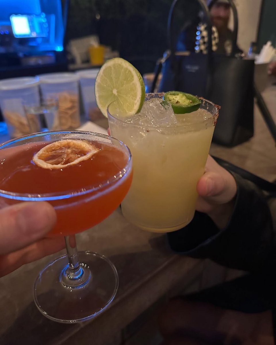 Angela_Defea11's tweet image. body checking in every shiny surface available😮‍💨