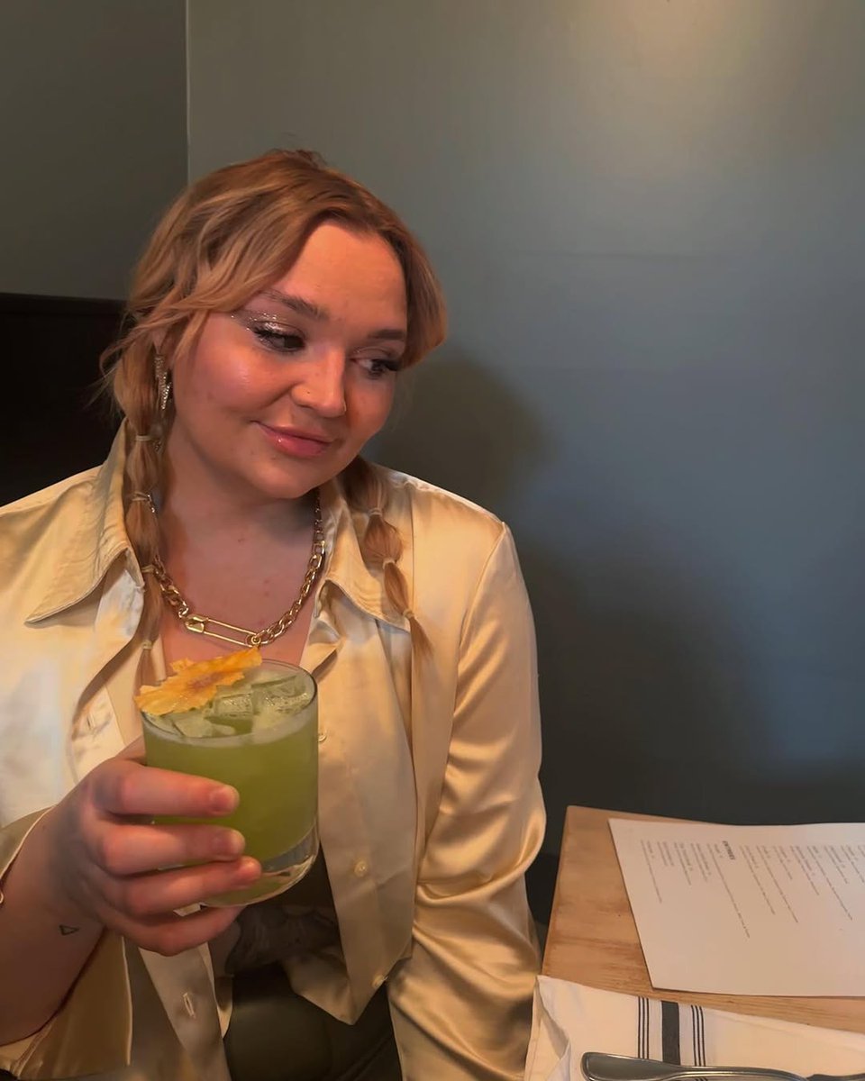 Angela_Defea11's tweet image. body checking in every shiny surface available😮‍💨