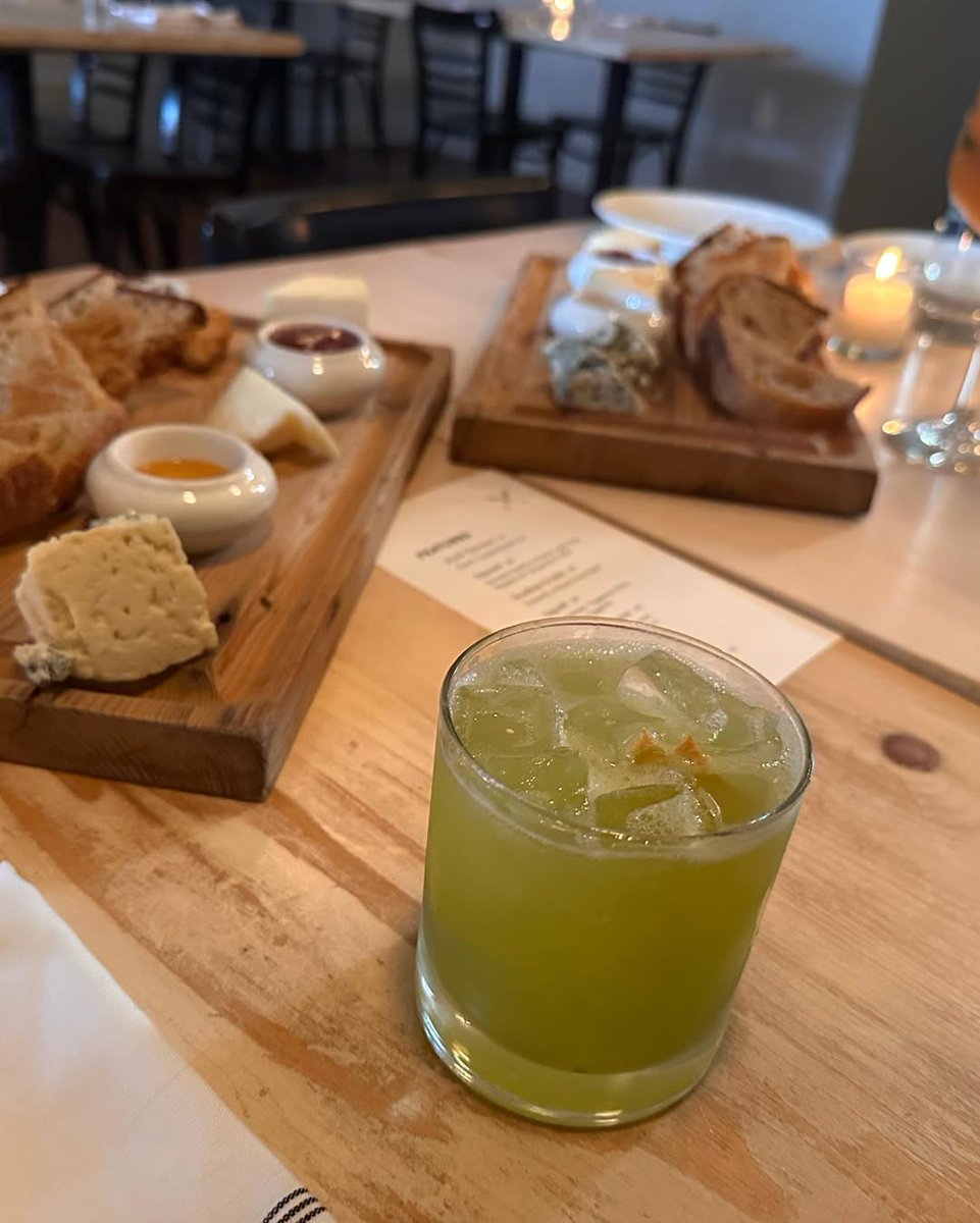 Angela_Defea11's tweet image. body checking in every shiny surface available😮‍💨