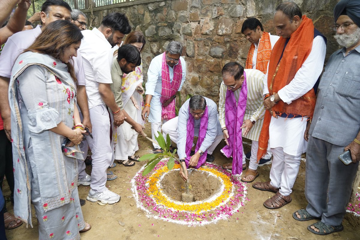 लंबे समय के बाद कैलाश मानसरोवर यात्रा का फिर से शुभारंभ हुआ है, 3 जुलाई से पवित्र अमरनाथ यात्रा शुरू होने जा रही है; ये धार्मिक यात्राएं 'एक भारत श्रेष्ठ भारत' का प्रतिबिम्ब हैं: PM

आज माननीय यशस्वी प्रधानमंत्री श्री <a href="/narendramodi/">Narendra Modi</a> जी के 'मन की बात' कार्यक्रम को हौज़ खास, नई