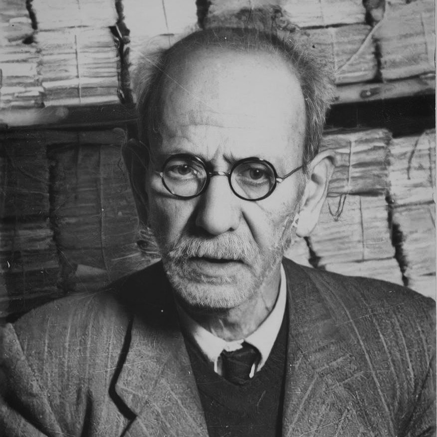 MehdiJami's tweet image. چقدر نیازمند یادآوری این روحیه این مهر به وطن هستیم. دهخدا در تبعید : «شبها در ایوردن، زیر نور کمفروغ چراغ، واژههای پارسی را مینوشتم و به یاد خاک ایران اشک میریختم. گویی هر کلمه، تکهای از وطن بود که در غربت حفظش میکردم.»