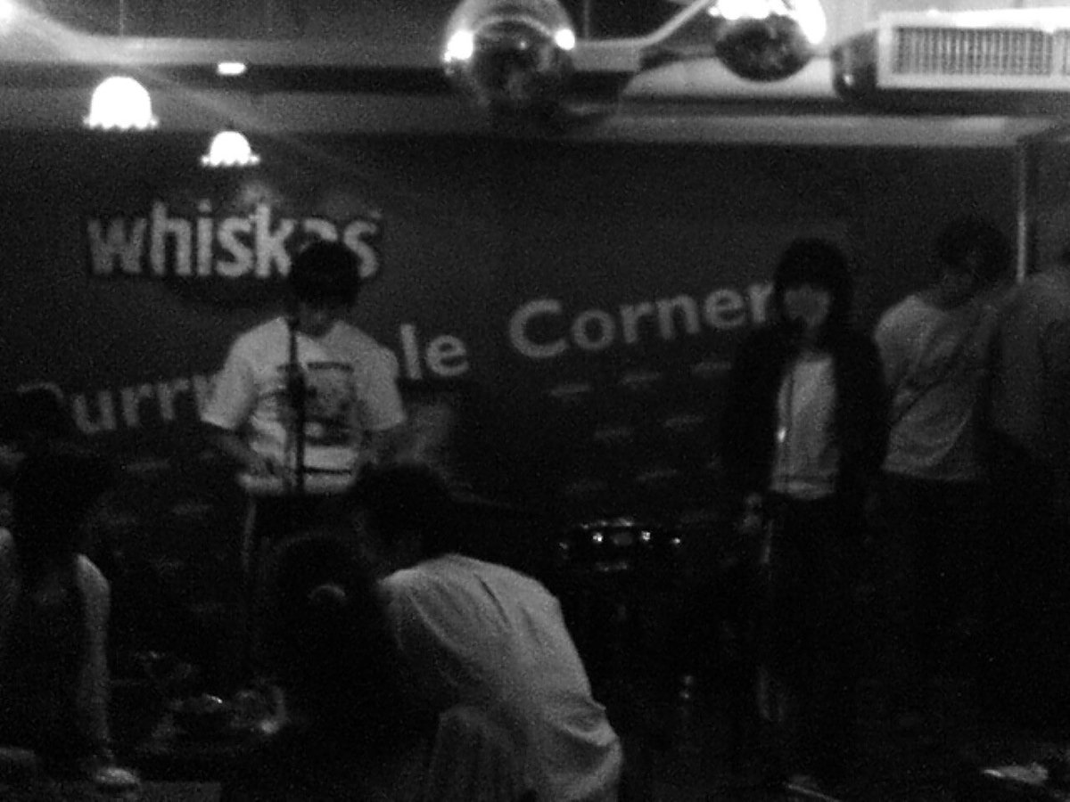 stripeboy's tweet image. 記得 2004 年 9 月 26 日，我在阿貓地攤看了 my little airport 的表演，現場氣氛難忘！當年用 PDA 拍攝的相片，畫質未如理想，今天唯有借助 AI 幫我把當時的回憶修補起來。

#mylittleairport #阿貓地攤 #catstore