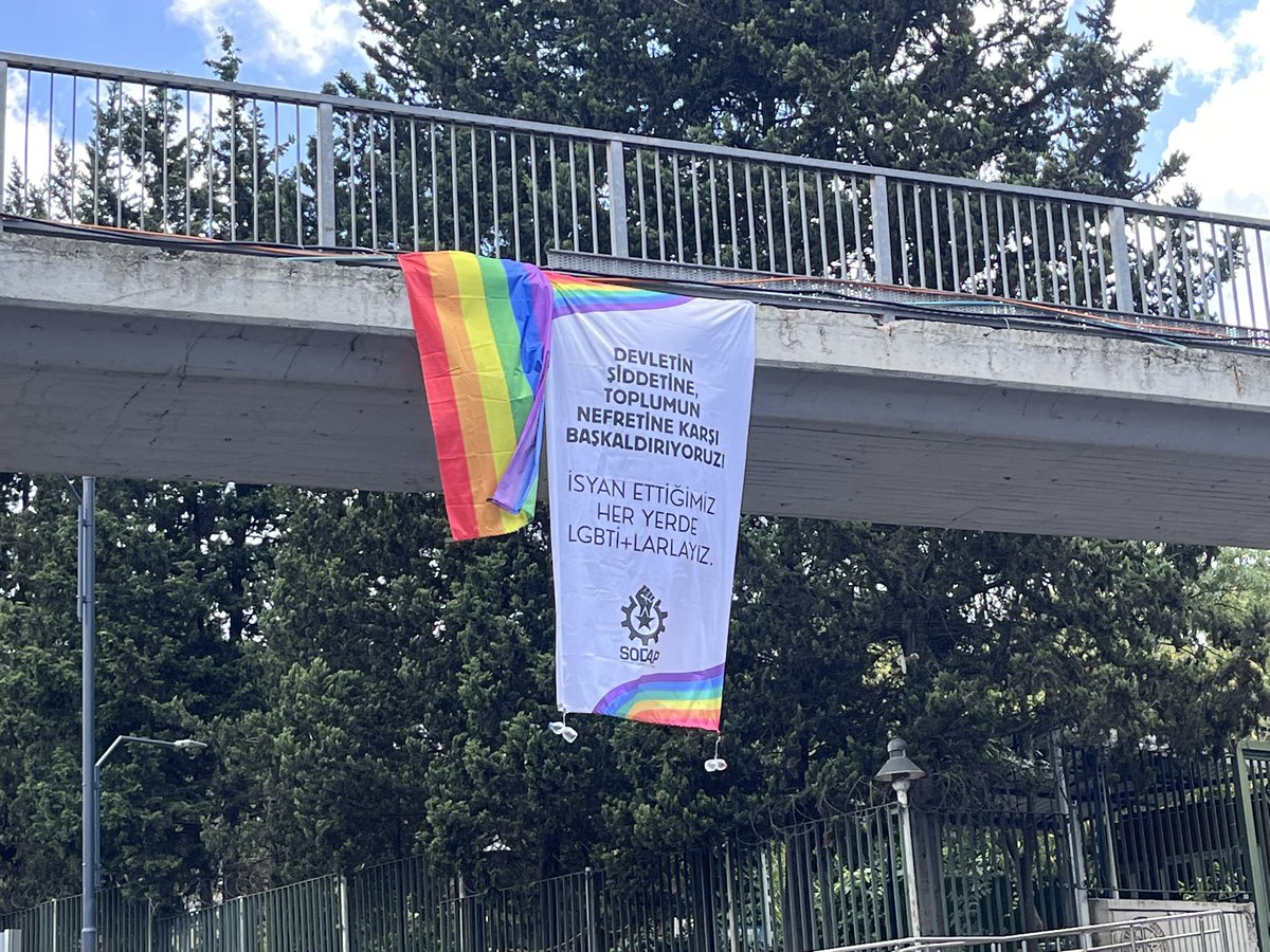 Selam lubunya! 🌈

Gökkuşağımızı yükseğe çektik, sesimizi duyurduk!

Devletin şiddetine, toplumun nefretine karşı başkaldırıyoruz.✨🏳️‍🌈✊

📍Beşiktaş 

<a href="/istanbulpride/">İstanbul LGBTİ+ Onur Haftası</a>