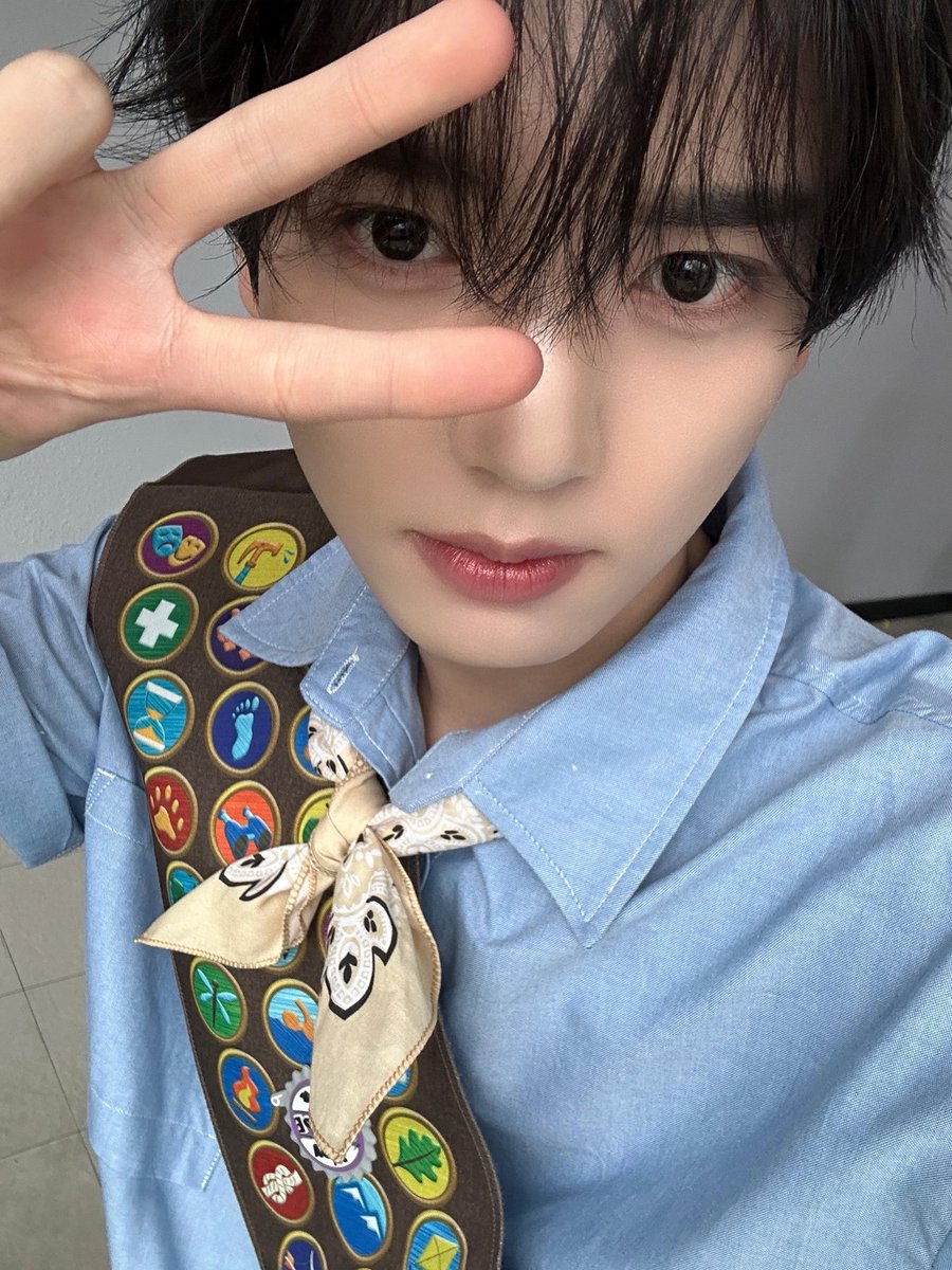 ZB1_official's tweet image. _𝗭𝗘𝗥𝗢𝗙𝗢𝗖𝗨𝗦

뽀돌MC 따라 떠나는 여름 캠프🏕️
대장님 미모에 제로즈는 이미 더위 퇴치 완료🧊❄️

#ZEROBASEONE #ZB1 #제로베이스원
#HANYUJIN #한유진