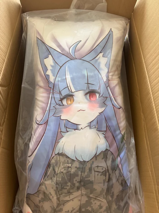 おまねこ抱き枕届いた! 中身付きなのですぐ使えるし肌触りとても良い...君、176cmってめちゃくちゃデカかったんだね....全然イメージなかったよ 裏面は新規イラストでとても気合い入れました