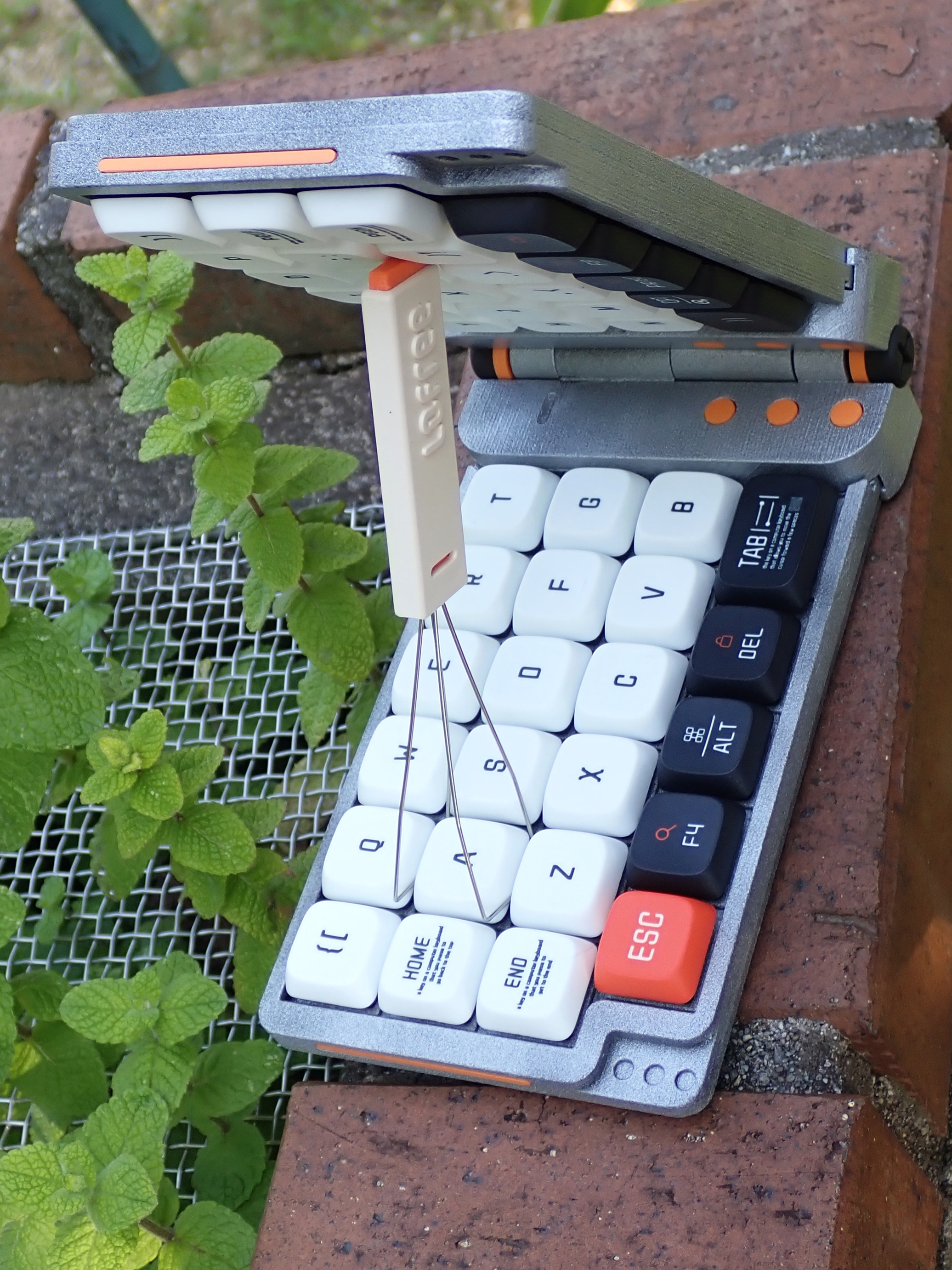 折りたたみ式メカニカルキーボード Dottie FlipFlow Dottie FlipFlow】ポップな折り畳みキーボードって最高じゃない