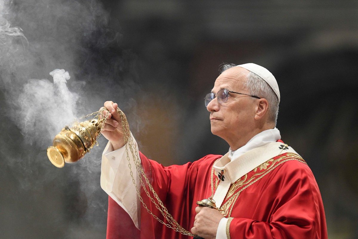 #LeoneXIV: Nella storia dei due Apostoli, ci ispira la loro volontà di lasciarsi interrogare dalle situazioni concrete delle comunità, di cercare strade nuove per l’evangelizzazione a partire dai problemi posti dai fratelli e dalle sorelle nella fede.
#SantiPietroePaolo