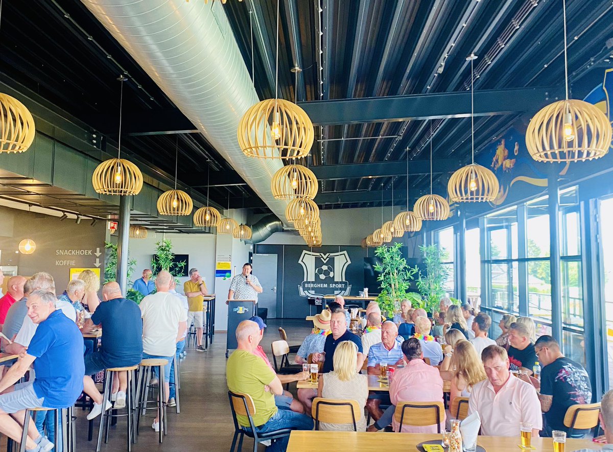 Vrijwilligers BBQ bij Berghem Sport.
Voorzitter Danny van den Heuvel vertelt dat de club voor het eerst meer dan 1.400 (!!!) leden heeft. Ook de jubilarissen worden door de club in het zonnetje gezet.