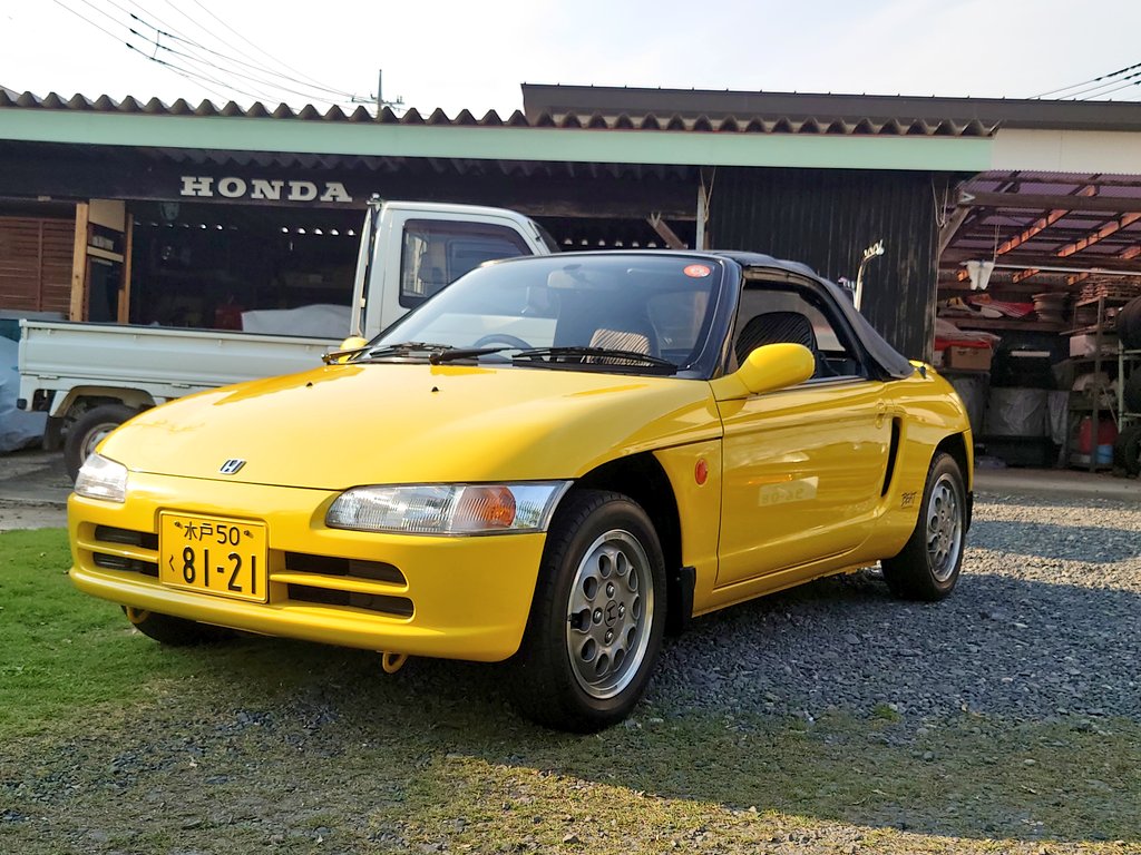 こちらがイベントで三度笠被ったおじさんたちにベタベタ触られディスられ、タマさんの友達おじさんにベタベタ触られぶつけられピラーがこの状態がとかゴムがとか幌がとかトランクにマットがないとか散々言われこの状態で乗っているのはビート乗りでないと言われた車両です😭
もうイベントに出しません