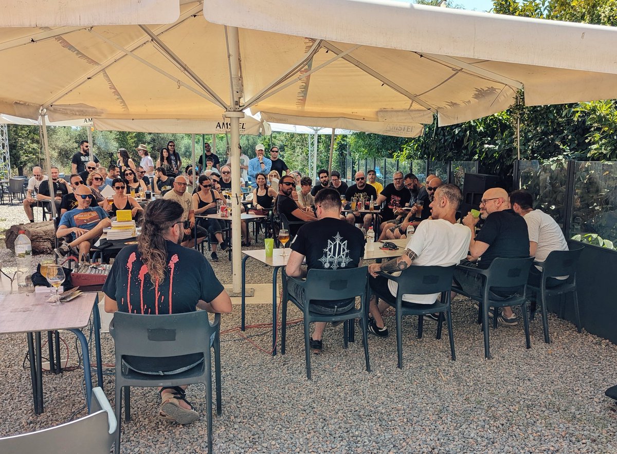 metalcatala's tweet image. Espectacular acollida del llibre de Mètal Català a Reus. Encara estem al·lucinant. Vam conèixer gent preciosa, la nostra gent! Una forta abraçada i agraïments infinits al Marc de Mastegot, la penya del @Castellhell i a tots els que vau fer possible l'acte!