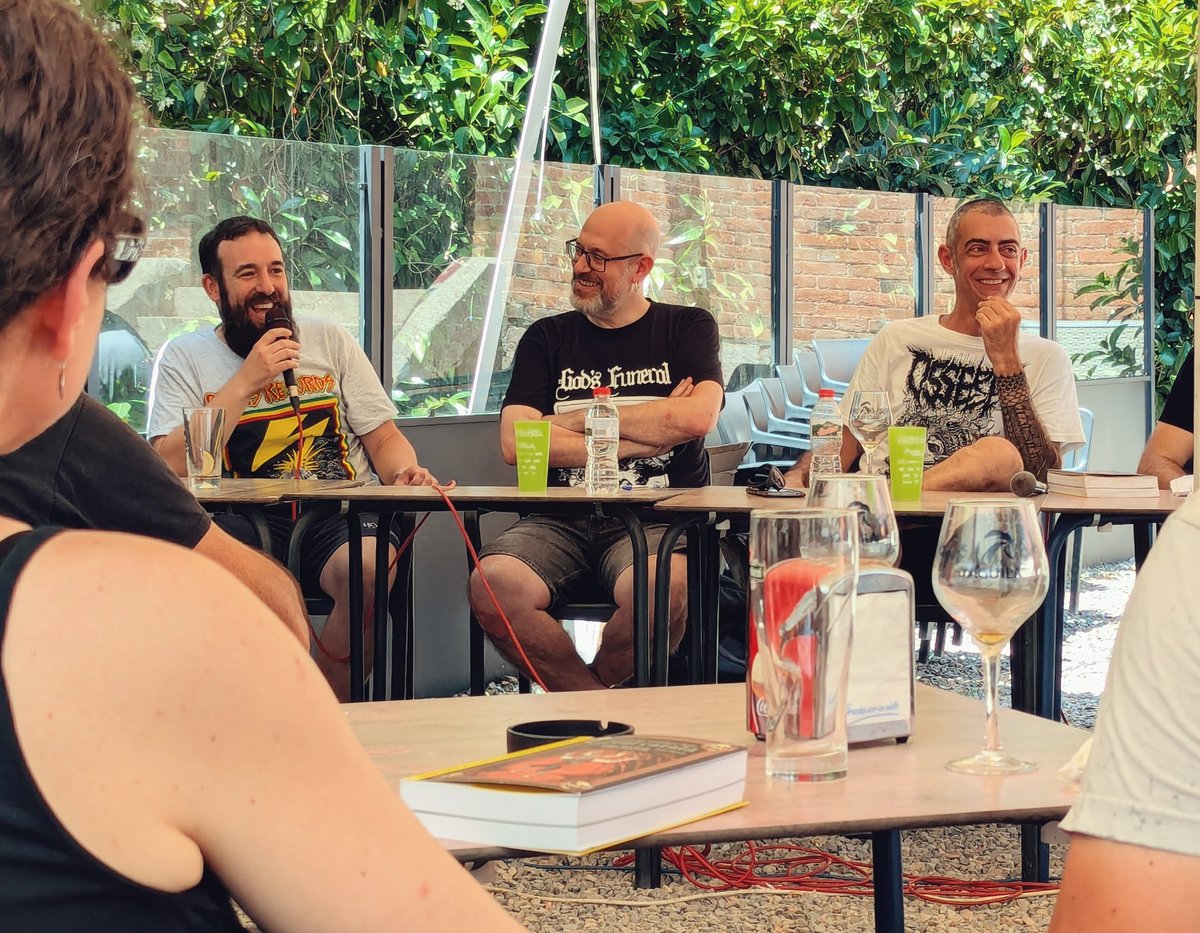 metalcatala's tweet image. Espectacular acollida del llibre de Mètal Català a Reus. Encara estem al·lucinant. Vam conèixer gent preciosa, la nostra gent! Una forta abraçada i agraïments infinits al Marc de Mastegot, la penya del @Castellhell i a tots els que vau fer possible l'acte!