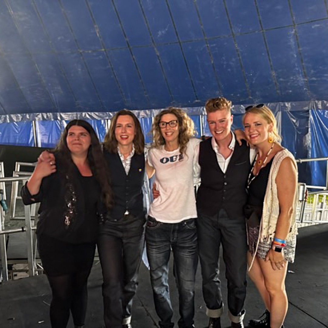 Sophie B. Hawkins (@therealsophieb) on Twitter photo It was a fabulous celebration at #Glastonbury2025. I loved every minute of being onstage with my now familiar, steady and inspiring friends <a href="/OHooleyandTidow/">O'Hooley & Tidow</a>, while grooving to the artistry of <a href="/MicheleStodart/">Michele Stodart</a> on bass, and playing off soulful #EllesBailey. What a great band! It was a fabulous celebration at #Glastonbury2025. I loved every minute of being onstage with my now familiar, steady and inspiring friends <a href="/OHooleyandTidow/">O'Hooley & Tidow</a>, while grooving to the artistry of <a href="/MicheleStodart/">Michele Stodart</a> on bass, and playing off soulful #EllesBailey. What a great band!
