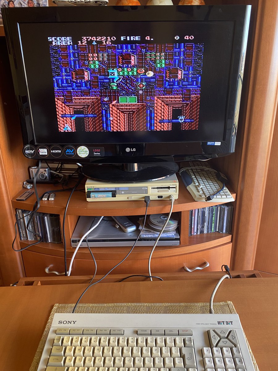 themsxlovers's tweet image. Hoy casi sin querer hemos terminado unos de los mejores Shooters verticales para MSX.
Zanac Ex (1986 Compile)
Buen nivel gráfico, vistoso, excelente jugabilidad y aunque más largo que un día sin Wifi (12 fases) hará las delicias de cualquier amante de los Shooters que se precie