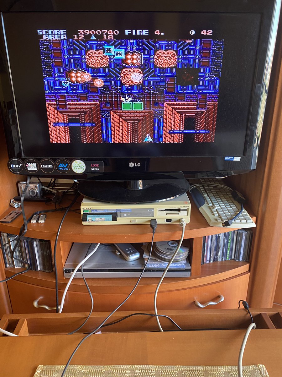 themsxlovers's tweet image. Hoy casi sin querer hemos terminado unos de los mejores Shooters verticales para MSX.
Zanac Ex (1986 Compile)
Buen nivel gráfico, vistoso, excelente jugabilidad y aunque más largo que un día sin Wifi (12 fases) hará las delicias de cualquier amante de los Shooters que se precie