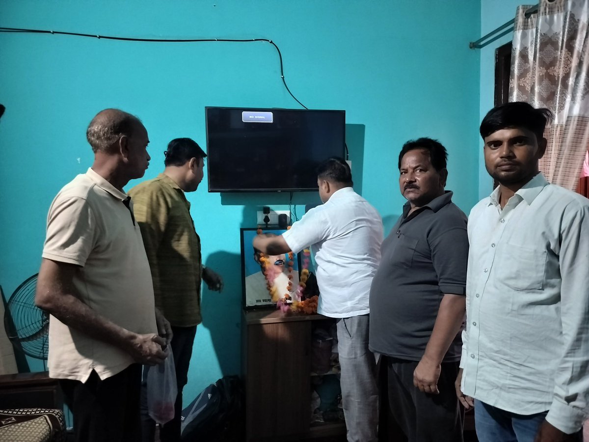 Mahendrapathak0's tweet photo. बूथ क्रमांक 363 बूथ अध्यक्ष देवेंद्र नीखरा एवं  कार्यकर्ताओं के साथ एक भारत श्रेष्ठ भारत के प्रणेता डॉ श्यामा प्रसाद मुखर्जी को श्रद्धा सुमन अर्पित किए|
BJP INDIA 
BJP Uttar Pradesh 
BJP Kanpur-Bundelkhand Zone 
Bhupendra Singh 
Anoop Gupta https://t.co/TfWdgZrLrI