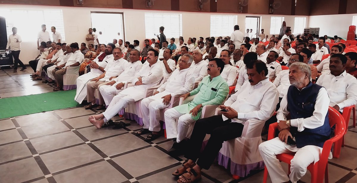 ನಮ್ಮ ಪಕ್ಷದ ಕೊಪ್ಪಳ ಜಿಲ್ಲಾ ಹಿರಿಯ ಮುಖಂಡರಾಗಿ, ಪಕ್ಷದ ಬೆಳವಣಿಗೆಯಲ್ಲಿ ಶ್ರಮಿಸಿದ ಶ್ರೀ ನರಸಿಂಗರಾವ್ ಕುಲಕರ್ಣಿ ಅವರ ದಿವ್ಯಾತ್ಮಕ್ಕೆ ಶ್ರದ್ಧಾಂಜಲಿ ಸಲ್ಲಿಸಲಾಯಿತು.

ಪ್ರಧಾನ ಮಂತ್ರಿ ಶ್ರೀ ನರೇಂದ್ರ ಮೋದಿಜಿಯವರ ಮನಕೀ ಬಾತ್ ಕಾರ್ಯಕ್ರಮವನ್ನು ಪಕ್ಷದ ಮುಖಂಡರ ಜೊತೆ ವೀಕ್ಷಿಸಿ ಅರ್ಥಗರ್ಭಿತವಾಗಿ ಅಗಲಿದ ನಾಯಕನಿಗೆ ನುಡಿನಮನ