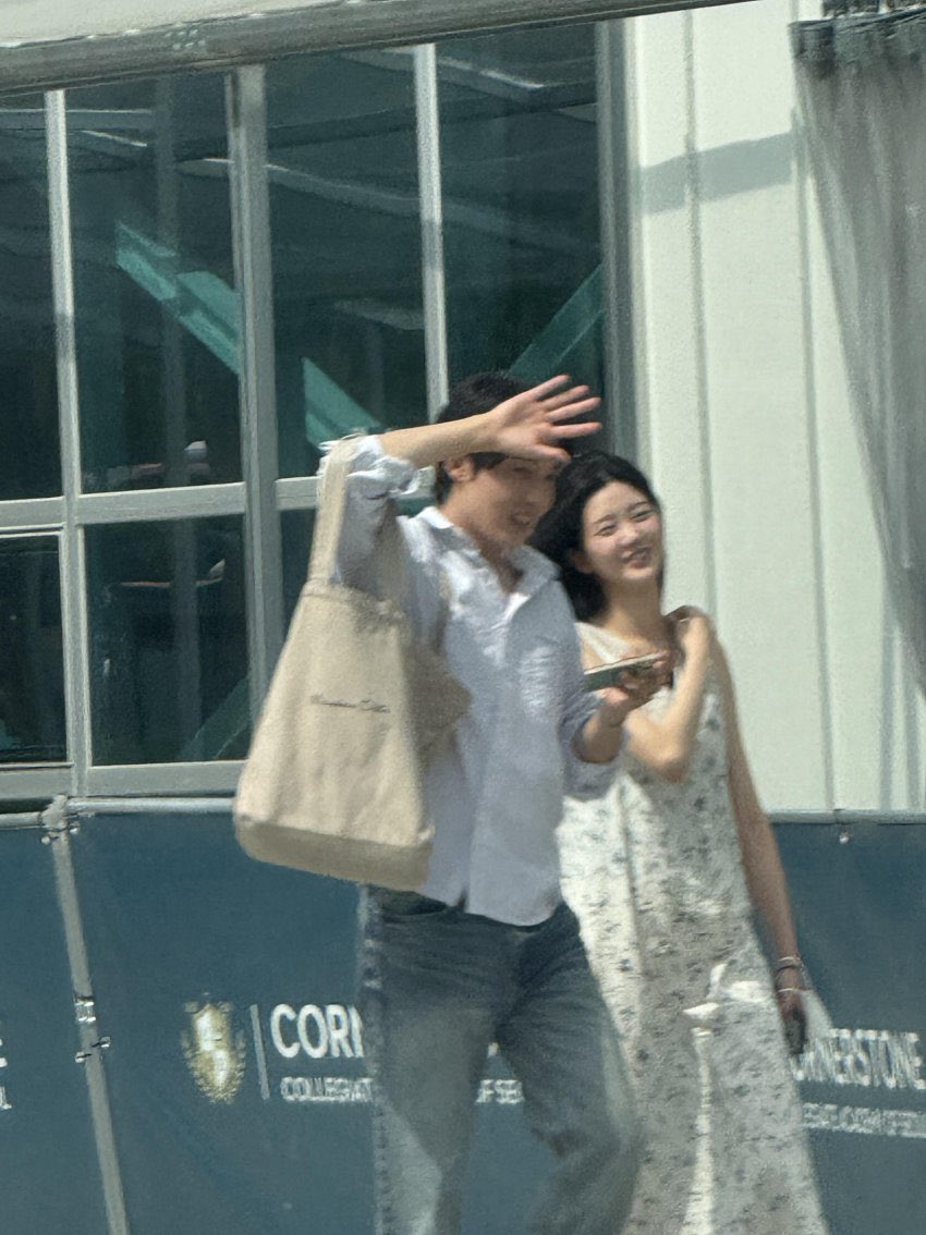 bapmeokjae_hsw's tweet photo. Woojiwon jijeyeon date 💗 looks like they got caught by dispatch 🙈 #HeartPairing https://t.co/ITIeyDTu9S