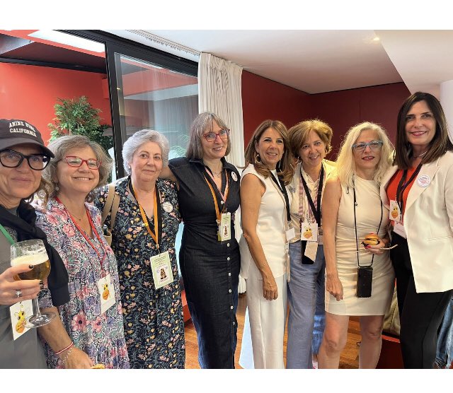 Hoy hace un año estas 8 luchadoras, después de meses de duro trabajo, tomaban la Mutua de Procuradores para integrarla en el RETA.  El problema fue que los que sentaron en los sillones cambiaron de idea nada más tocar moqueta 🤮
#LaHistoriaMasAntiguaDelMundo