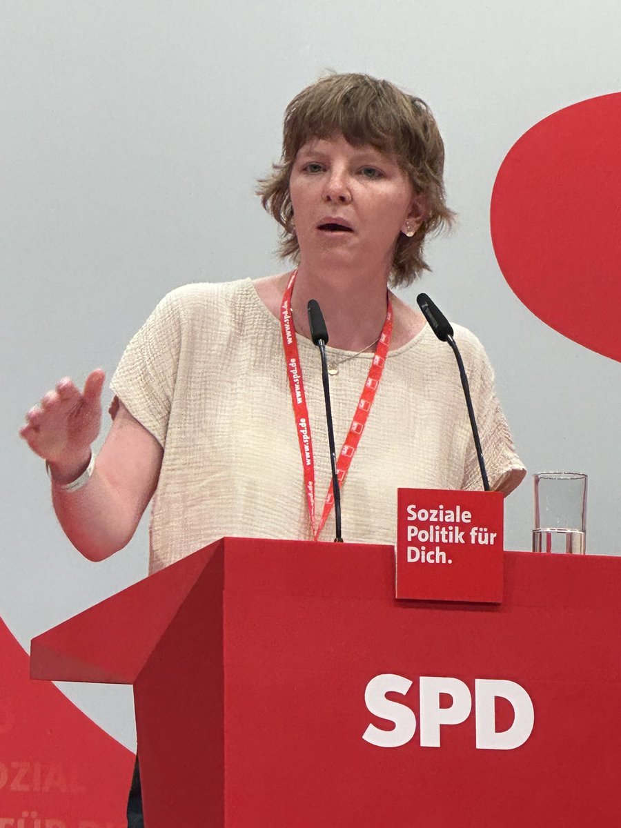 StefanAdamski1's tweet photo. Anna #Rasehorn, MdL, berichtet von den täglichen verbalen Übergriffen der rechtsradikalen AfD auf die Abgeordneten der demokratischen Parteien im Bayerischen Landtag.
#spdbpt #spdbpt25 #AfDVerbot #AfDVerbotjetzt @spdde @BayernSPD @bayernspd https://t.co/rKIo2a8WDG